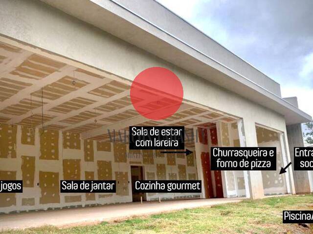 Churrasqueira, piscina, salão de jogos e lareira: uma casa para